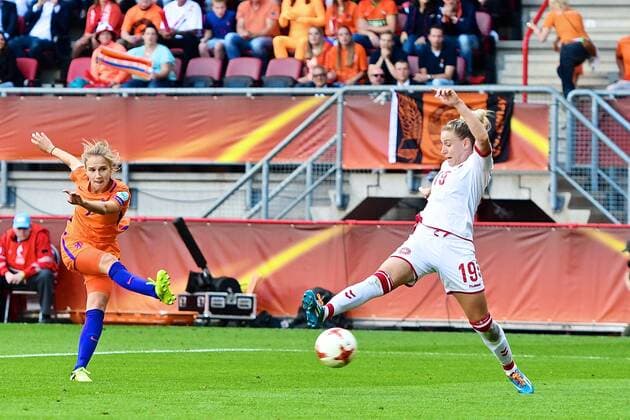 Fußball, Frauen EM, Niederlande ist Europameister Netherlands v Denmark UEFA Women s Euros 2017 Vivianne Miedema of Netherlands scores their fourth goal to make it Netherlands 4 Denmark 2 during the UEFA Women s Euros 2017 Final match at De Grolsch Veste, Enschede Copyright: xKristianxKanex FIL-10496-0077 UK Newspapers OUT