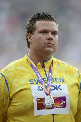 170806 Sveriges Daniel Stahl med sin silvermedalj vid prisutdelningen under dag tre av friidrotts-VM den 6 augusti 2017 i London.  Copyright: JOELxMARKLUND BB170806JM074