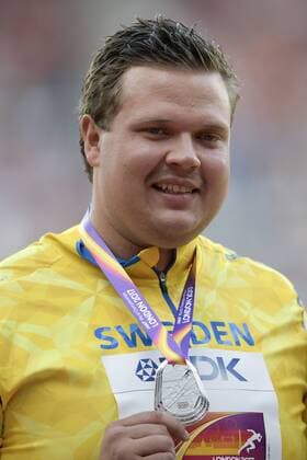 170806 Sveriges Daniel Stahl med sin silvermedalj vid prisutdelningen under dag tre av friidrotts-VM den 6 augusti 2017 i London.  Copyright: JOELxMARKLUND BB170806JM076