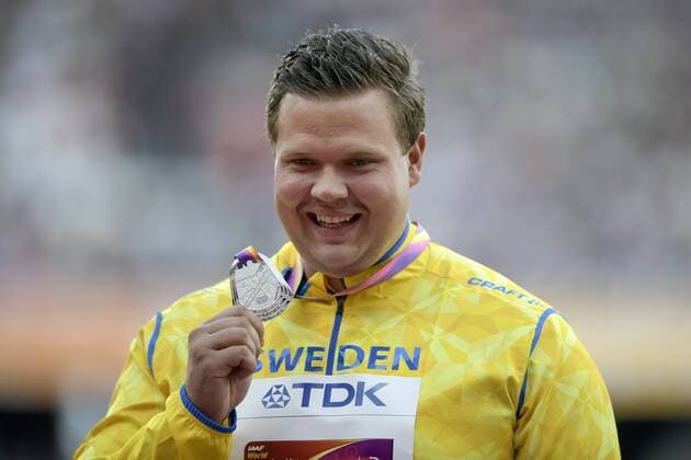 170806 Sveriges Daniel Stahl med sin silvermedalj vid prisutdelningen under dag tre av friidrotts-VM den 6 augusti 2017 i London.  Copyright: JOELxMARKLUND BB170806JM077