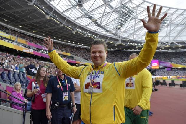 170806 Sveriges Daniel Stahl jublar med sin silvermedalj vid prisutdelningen under dag tre av friidrotts-VM den 6 augusti 2017 i London.  Copyright: JOELxMARKLUND BB170806JM078