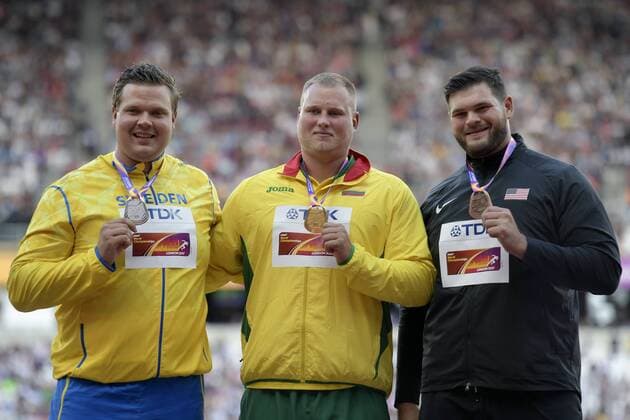 170806 Sveriges Daniel Stahl, Litauens Andrius Gudzius och USAs Mason Finley poserar med sina medaljer vid prisutdelningen under dag tre av friidrotts-VM den 6 augusti 2017 i London.  Copyright: JOELxMARKLUND BB170806JM079