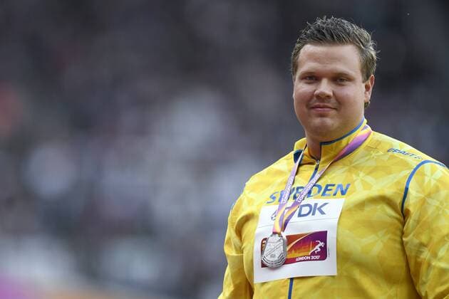 170806 Sveriges Daniel Stahl med sin silvermedalj vid prisutdelningen under dag tre av friidrotts-VM den 6 augusti 2017 i London.  Copyright: JONxOLAVxNESVOLD BB170806JE040