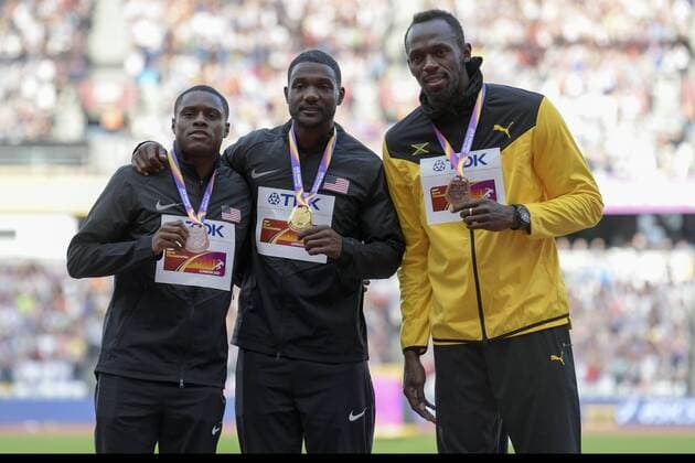170806 USAs Christian Coleman, USAs Justin Gatlin och Jamaicas Usain Bolt poserar med sina medaljer vid prisutdelningen för 100 meter under dag tre av friidrotts-VM den 6 augusti 2017 i London.  Copyright: JOELxMARKLUND BB170806JM086