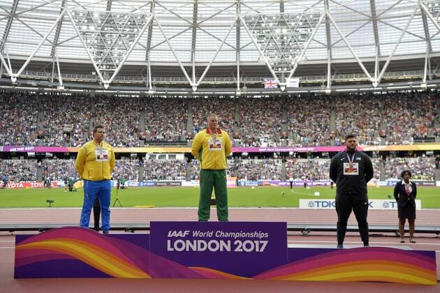170806 Sveriges Daniel Stahl, Litauens Andrius Gudzius och USAs Mason Finley viid prisutdelningen under dag tre av friidrotts-VM den 6 augusti 2017 i London.  Copyright: JOELxMARKLUND BB170806JM093