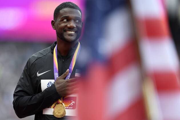 170806 USAs Justin Gatlin med sin guldmedalj vid prisutdelningen för 100-meter under dag tre av friidrotts-VM den 6 augusti 2017 i London.  Copyright: JONxOLAVxNESVOLD BB170806JE044