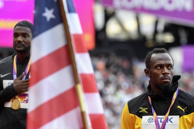 170806 USAs Justin Gatlin och Jamaicas Usain Bolt vid prisutdelningen för 100-meter under dag tre av friidrotts-VM den 6 augusti 2017 i London.  Copyright: JONxOLAVxNESVOLD BB170806JE045