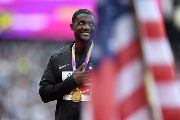 170806 USAs Justin Gatlin med sin guldmedalj vid prisutdelningen för 100-meter under dag tre av friidrotts-VM den 6 augusti 2017 i London.  Copyright: JONxOLAVxNESVOLD BB170806JE046