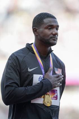 170806 USAs Justin Gatlin har handen pa hjärtat när nationalsangen spelas vid prisutdelningen för 100 meter under dag tre av friidrotts-VM den 6 augusti 2017 i London.  Copyright: JOELxMARKLUND BB170806JM104