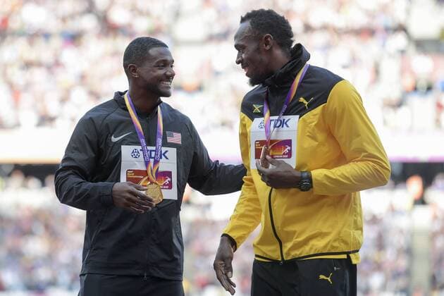 170806 USAs Justin Gatlin och Jamaicas Usain Bolt diskuterar vid prisutdelningen för 100 meter under dag tre av friidrotts-VM den 6 augusti 2017 i London.  Copyright: JOELxMARKLUND BB170806JM107