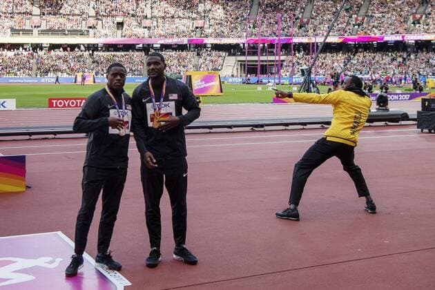 Bilder des Tages - SPORT 170806 Jamaicas Usain Bolt spexar bakom USAs Christian Coleman och USAs Justin Gatlin vid prisutdelningen för 100 meter under dag tre av friidrotts-VM den 6 augusti 2017 i London.  Copyright: JOELxMARKLUND BB170806JM109