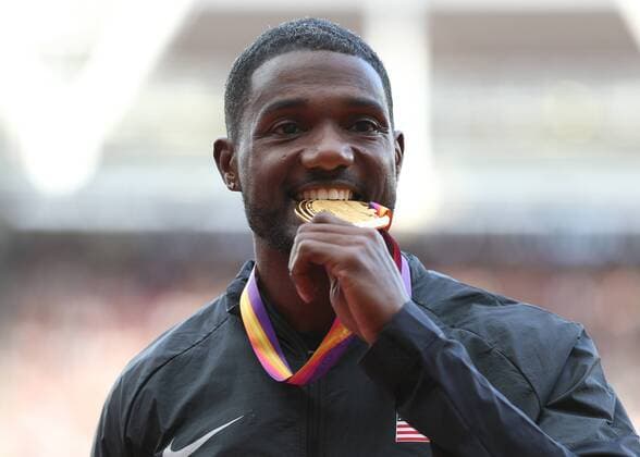 Bilder des Tages - SPORT August 6th 2017, London Stadium, East London, England; IAAF World Championships; Day 3; Justin Gatlin of USA poses bites on the the gold medal for coming 1st in the Men s 100 metres final xJohnxPatrickxFletcherx  ActionPlus11912369