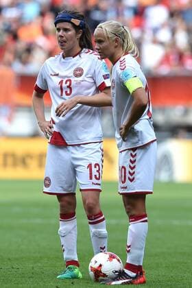Fußball UEFA Women s Euro Finale Niederlande - Dänemark am 06.08.2017 im FC Twente Stadion in Enschede Sofie Junge Pedersen ( Dänemark ), links - Pernille Harder ( Dänemark ), rechts xRx