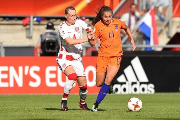 Fußball UEFA Women s Euro Finale Niederlande - Dänemark am 06.08.2017 im FC Twente Stadion in Enschede Maja Kildemoes ( Dänemark ), links - Lieke Martens ( Niederlande ), rechts xRx
