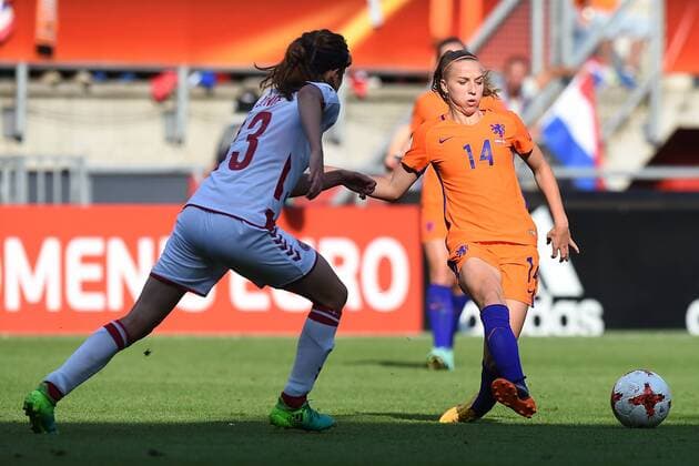 Fußball UEFA Women s Euro Finale Niederlande - Dänemark am 06.08.2017 im FC Twente Stadion in Enschede Sofie Junge Pedersen ( Dänemark ), links - Jackie Groenen ( Niederlande ), rechts xRx