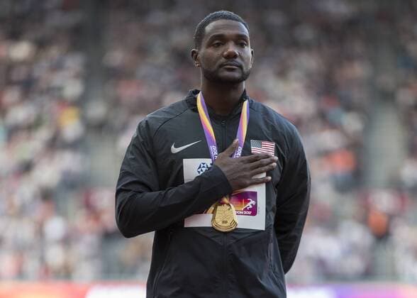 Athletics - 2017 IAAF London World Athletics Championships - Day Three, Evening Session Men s 100m Medal ceremony Justin Gatlin (United States) Stands proud with his Gold medal as the national anthem plays at the London Stadium COLORSPORT DANIEL BEARHAM  csp_WrlAth_d3PM