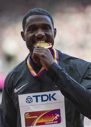 Themen der Woche - SPORT Bilder des Tages - SPORT Athletics - 2017 IAAF London World Athletics Championships - Day Three, Evening Session 100m Men s Medal Ceremony Justin Gatlin (United States) bites his Gold medal at the London Stadium COLORSPORT DANIEL BEARHAM  csp_WrlAth_d3PM