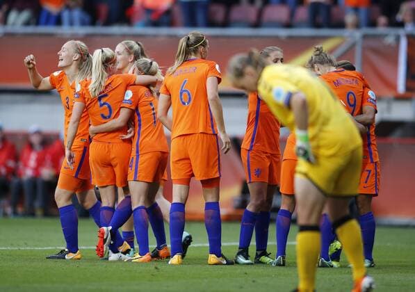 (170807) -- ENSCHEDE, Aug. 7, 2017 -- Team Netherlands celebrate with their trophy during the awarding ceremony for UEFA Women s EURO 2017 soccer tournament final match against Denmark in Enschede, the Netherlands, Aug. 6, 2017. The Netherlands won 4-2 and claimed the title. ) (SP)NETHERLANDS-ENSCHEDE-UEFA-WOMEN S EURO 2017 FINAL-NETHERLANDS VS DENMARK YexPingfan 