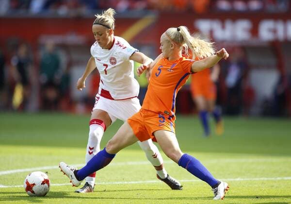 (170807) -- ENSCHEDE, Aug. 7, 2017 -- Kika van Es (R) of the Netherlands vies with Sanne Troelsgaard of Denmark during the UEFA Women s EURO 2017 soccer tournament final match between the Netherlands and Denmark in Enschede, the Netherlands, Aug. 6, 2017. The Netherlands won 4-2 and claimed the title. ) (SP)NETHERLANDS-ENSCHEDE-UEFA-WOMEN S EURO 2017 FINAL-NETHERLANDS VS DENMARK YexPingfan 