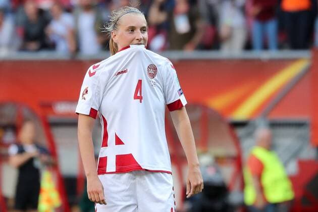 Maja Kildemoes (Dänemark, 4) beißt aus Frust nach dem Gegentor zum 3:2 in ihr Trikot, enttäuscht schauend, Enttäuschung, Frustration, disappointed, pessimistisch, Einzelbild, Aktion, Action, Fussball, UEFA Women s EURO 2017, Finale, Niederlande - Dänemark, xozx