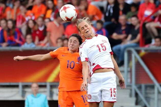 v.li.: Danielle van de Donk (Holland, 10), Frederikke Thögersen (Dänemark, 15), Kopfball, header, Aktion, Action, Fussball, UEFA Women s EURO 2017, Finale, Niederlande - Dänemark, xozx