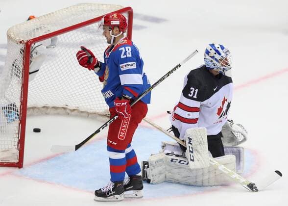 SOCHI, RUSSIA - AUGUST 7, 2017: Canada s goaltender Justin Peters (R) concedes a goal in their Sochi Hockey Open 2017 match against the Russian Olympic team at Sochi s Bolshoi Palace of Sports. Artyom Korotayev TASS  TS05A8F0