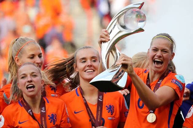 v.li.: Jackie Groenen (Holland, 14), Jill Roord (Holland, 12), Anouk Dekker (Holland, 6) mit Pokal in den Händen, Siegerehrung mit dem Gewinner, dem Finalsieger wird der Pokal überreicht, Pokalsieger, Sieger, Jubel, Freude, optimistisch, Europameister 2017, EM Gewinner, WEURO Titelträger, Aktion, Action, Fussball, UEFA Women s EURO 2017, Finale, Niederlande - Dänemark, xozx