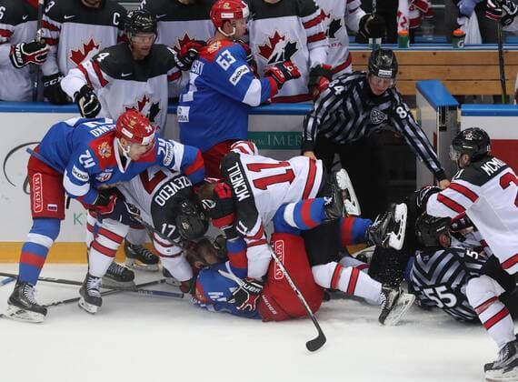 Bilder des Tages - SPORT SOCHI, RUSSIA - AUGUST 7, 2017: Players fight in a Sochi Hockey Open 2017 match between the Russian OIympic team and Canada at Sochi s Bolshoi Palace of Sports; Russian Olympic team won 3-2. Artyom Korotayev TASS  TS05A913