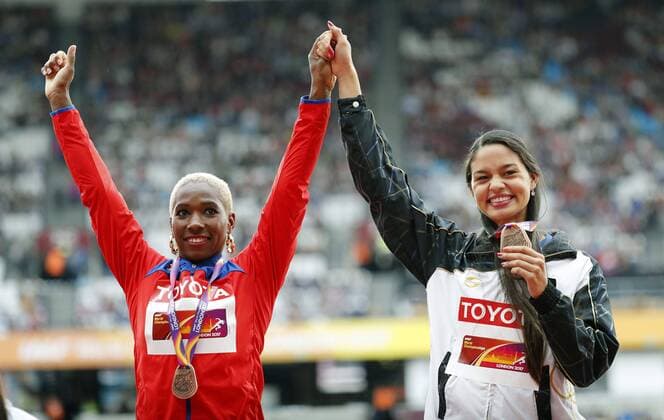 Bilder des Tages - SPORT ATTENTION EDITORS, CORRECTS BYLINE Venezuelan Robeilys Peinado (R) and Cuban Yarisley Silva (L) celebrate their bronce medal after the pole vault final at the London 2017 IAAF World Championships in London, Britain, 07 August 2017. London 2017 IAAF World Championships !ACHTUNG: NUR REDAKTIONELLE NUTZUNG!  Copyright: xLavandeiraxjr.x 20170807-636377317517824611
