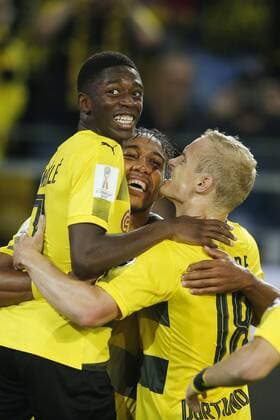 Dortmund, Deutschland, DFL-Supercup, Borussia Dortmund : FC Bayern München 5:4 n.E. am 05. 08. 2017 im Signal-Iduna Park in Dortmund Parlez : Pierre-Emerick AUBAMEYANG (BVB) 2.v. li.- hat das 2-1 erzielt und freut sich mit dem Passgeber Ousmane DEMBELE (BVB) li.- und Sebastian RODE (BVB) re.-