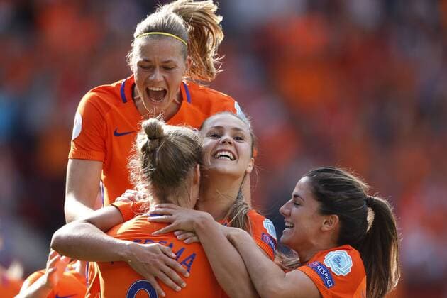 Fussball, International, UEFA Women s European Championship EM Europameisterschaft , Finale Niederlande : Dänemark 4-2 am 06.08.2017 im FC Twente Stadion in Enschede Niederlande Die Spielerin des Turniers Lieke MARTENS (NED) 2.v.re.- bejubelt ihren Treffer zum 2-1 mit Viviane MIEDEMA (NED) li.- und Danielle van de DONK (NED) re.-