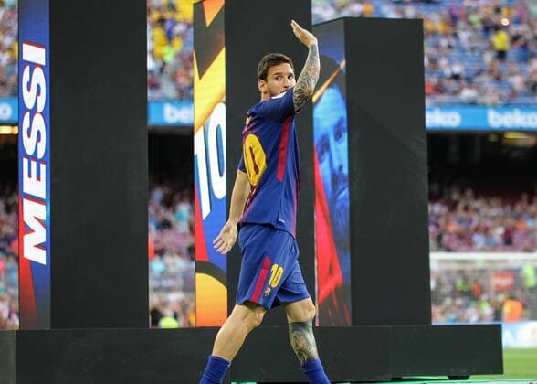 Themen der Woche - SPORT Bilder des Tages - SPORT August 7th 2017, Camp Nou, Barcelona, Spain; 2017 Joan Gamper Trophy; FC Barcelona Barca versus Chapecoense; Leo Messi arrives on the pitch xPedroxSaladox  ActionPlus11912672