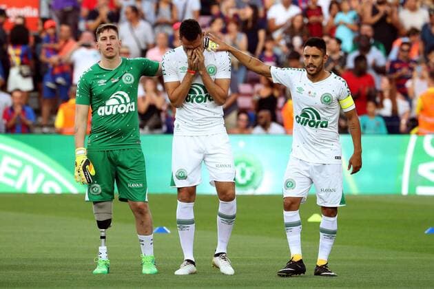 Chapecoense s aerial accident survivors Follmann (L), Neto (C) and Alan Ruschel (R) during a tribute before a Joan Gamper Trophy match between FC Barcelona Barca and Chapecoense at the Camp Nou stadium in Barcelona, Catalonia, Spain, 07 August 2017. FC BARCELONA VS. CHAPECOENSE !ACHTUNG: NUR REDAKTIONELLE NUTZUNG!  Copyright: xTonixAlbirx BCN006 20170807-636377355922959225