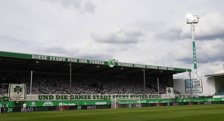 06.08.2017 - Fussball - Saison 2017 2018 - 2. Fussball - Bundesliga - 02. Spieltag: SpVgg Greuther Fürth ( Kleeblatt ) - DSC Arminia Bielefeld - - Kleeblattfans Fans Fanblock - Choreo Choreografie - Spruchband