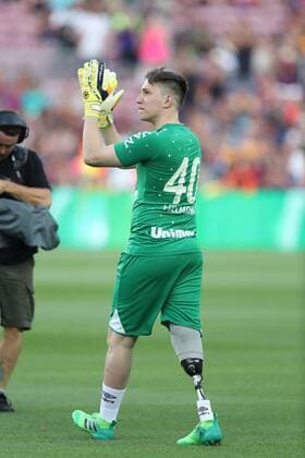 August 7, 2017 - Barcelona, Spain - Plane crash survivor Jakson Follmann of Chapecoense walks on the pitch and applauds supporters with prosthetic leg ahead of the 2017 Joan Gamper Trophy football match between FC Barcelona Barca and Chapecoense on August 7, 2017 at Camp Nou stadium in Barcelona, Spain. Football - Joan Gamper Trophy - FC Barcelona vs Chapecoense.  - ZUMAb169 20170807_zaa_b169_009 Copyright: xManuelxBlondeau Aop.Pressx
