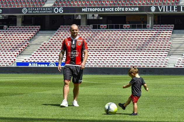 Fußball, OGC Nizza präsentiert Wesley Sneijder Wesley Sneijder (OGC Nice) et sa fille Xess Xava FOOTBALL : Nouvelles recrues de l OGC Nice - Presentation des joueurs - Nice - 08 08 2017 NorbertScanella Panoramic 
