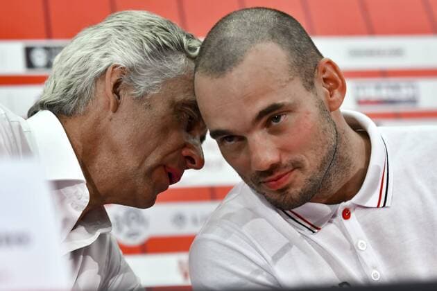Fußball, OGC Nizza präsentiert Wesley Sneijder Jean Pierre Rivere (President de l OGC Nice) - Wesley Sneijder (OGC Nice) FOOTBALL : Nouvelles recrues de l OGC Nice - Conference de presse - Nice - 08 08 2017 NorbertScanella Panoramic 