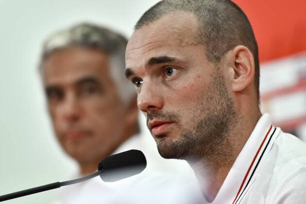 Fußball, OGC Nizza präsentiert Wesley Sneijder Jean Pierre Rivere (President de l OGC Nice) - Wesley Sneijder (OGC Nice) FOOTBALL : Nouvelles recrues de l OGC Nice - Conference de presse - Nice - 08 08 2017 NorbertScanella Panoramic 