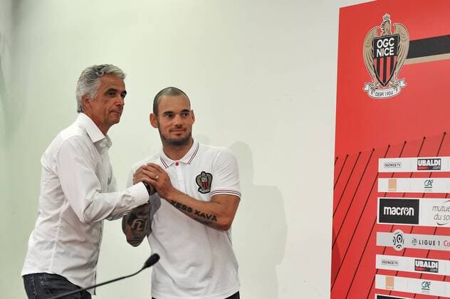Fußball, OGC Nizza präsentiert Wesley Sneijder Wesley Sneijder (OGC Nice) - Jean Pierre Rivere (President de l OGC Nice) FOOTBALL : Nouvelles recrues de l OGC Nice - Conference de presse - Nice - 08 08 2017 NorbertScanella Panoramic 