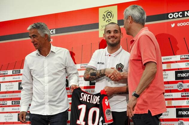 Fußball, OGC Nizza präsentiert Wesley Sneijder Jean Pierre Rivere (President de l OGC Nice) - Wesley Sneijder (OGC Nice) - Lucien Favre (Entraineur de l OGC Nice) FOOTBALL : Nouvelles recrues de l OGC Nice - Conference de presse - Nice - 08 08 2017 NorbertScanella Panoramic 