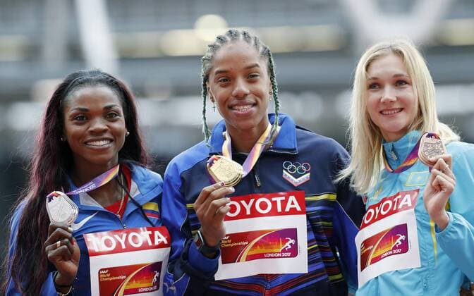 Bilder des Tages - SPORT Venezuelan Yulimar Rojas (C) poses with her gold medal after winning the triple jump event, with Colombian Caterine Ibarguen (L), silver, and Kazakhstani Olga Rypakova during the World Athletics Championships at the olympic stadium in London, United Kingdom, 08 August 2017. WORLD ATHLETICS CHAMPIONSHIPS 2017 !ACHTUNG: NUR REDAKTIONELLE NUTZUNG!  Copyright: xLavandeiraxjrx LDN004 20170808-636378213575709841