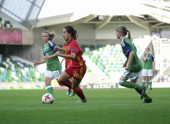 August 8th 2017, Windsor Park, Belfast, Northern Ireland; Womens Under 19s European Championship EM Europameisterschaft Finals; Northern Ireland versus Spain; Nuria R& xe1;bano of Spain brings the ball forward xNigelxCookex  ActionPlus11913081