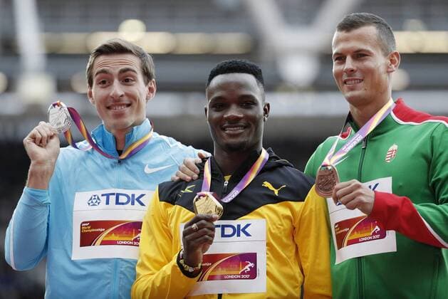 (L-R) Russian independent acthelete Sergey Shubenkov, silver; Jamaican athlete Omar McLeod, gold; and Hungarian Balazs Baji, bronze; pose at the podium after the 110 meters hurdles during the World Athletics Championships at the olympic stadium in London, United Kingdom, 08 August 2017. WORLD ATHLETICS CHAMPIONSHIPS 2017 !ACHTUNG: NUR REDAKTIONELLE NUTZUNG!  Copyright: xLavandeiraxjrx LDN042 20170808-636378332664310039