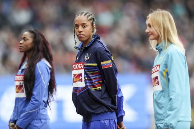IAAF World Championships vom 04.-13.08.2017; London, 08.08.2017 Siegerehrung Dreisprung: Yulimar Rojas (VEN) am 08.08.2017 im London Stadium waehrend der IAAF World Championships vom 04.-13.08.2017 in London (Great Britain). Links die Zweite, Caterine Ibargueen (COL), rechts Olga Rypakova (KAZ). xakx