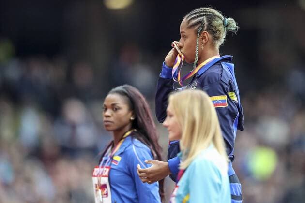 IAAF World Championships vom 04.-13.08.2017; London, 08.08.2017 Weltmeisterin im Dreisprung, Yulimar Rojas (VEN), kuesst die Medaille. Links Caterine Ibargueen (COL), vorne Olga Rypakova (KAZ) - 08.08.2017 im London Stadium waehrend der IAAF World Championships vom 04.-13.08.2017 in London (Great Britain). xakx