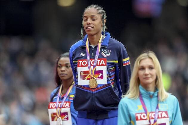 IAAF World Championships vom 04.-13.08.2017; London, 08.08.2017 Weltmeisterin im Dreisprung, Yulimar Rojas (VEN). Links Caterine Ibargueen (COL), vorne Olga Rypakova (KAZ) - 08.08.2017 im London Stadium waehrend der IAAF World Championships vom 04.-13.08.2017 in London (Great Britain). xakx