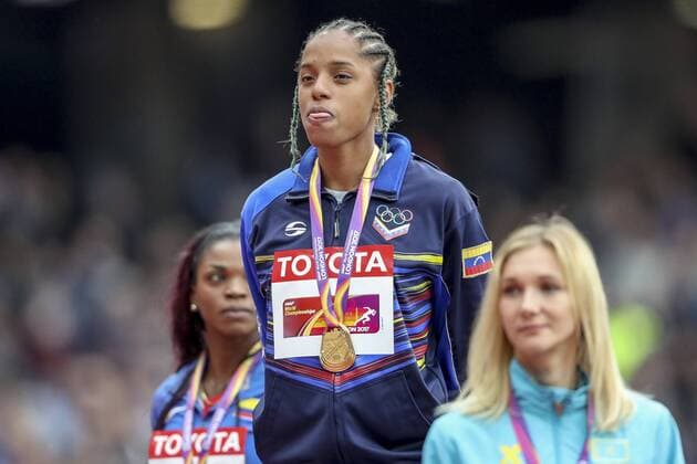 IAAF World Championships vom 04.-13.08.2017; London, 08.08.2017 Weltmeisterin im Dreisprung, Yulimar Rojas (VEN),streckt die Zunge heraus. Links Caterine Ibargueen (COL), vorne Olga Rypakova (KAZ) - 08.08.2017 im London Stadium waehrend der IAAF World Championships vom 04.-13.08.2017 in London (Great Britain). xakx