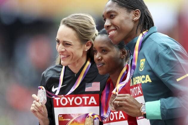 IAAF World Championships vom 04.-13.08.2017; London, 08.08.2017 Siegerehrung 1500m - Siegerin Faith Chepngetich Kipyegon (KEN, Mitte), links Jennifer Simpson (USA, Bronze), rechts Caster Semenya (RSA, Silber) am 08.08.2017 im London Stadium waehrend der IAAF World Championships vom 04.-13.08.2017 in London (Great Britain). xakx