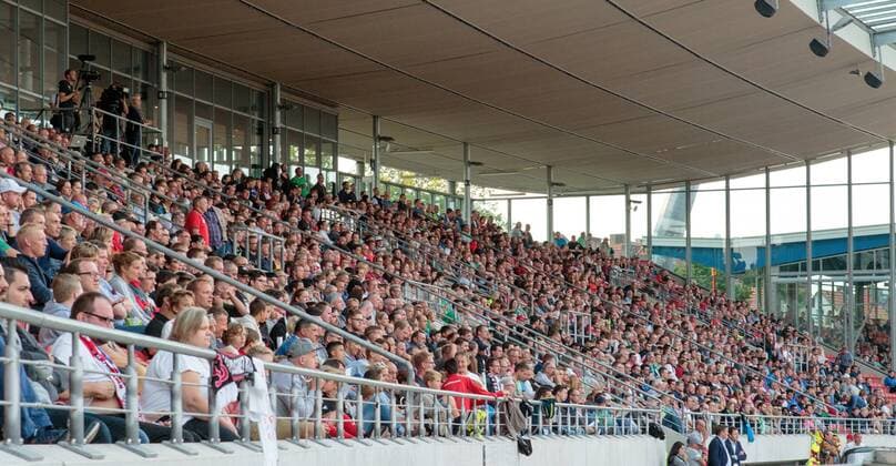 Fußball, Stadiongeschichte KSV Hessen-Kassel 08.08.2017, xchx, Fussball Testspiel, Hessen Kassel - VfL Wolfsburg, v.l. Volle Haupttribüne im Auestadion Kassel