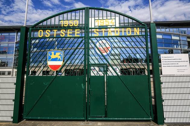 Fußball, Stadiongeschichte FC Hansa Rostock Deutschland, Rostock , Ostseestadion, Fussball , 3. Bundesliga, Saison 2017 2018 , Hansa Rostock - SV Meppen , Eingang für VIP Presse , Aussenansicht, Totale, Kogge, Sonne , Eisentor ,